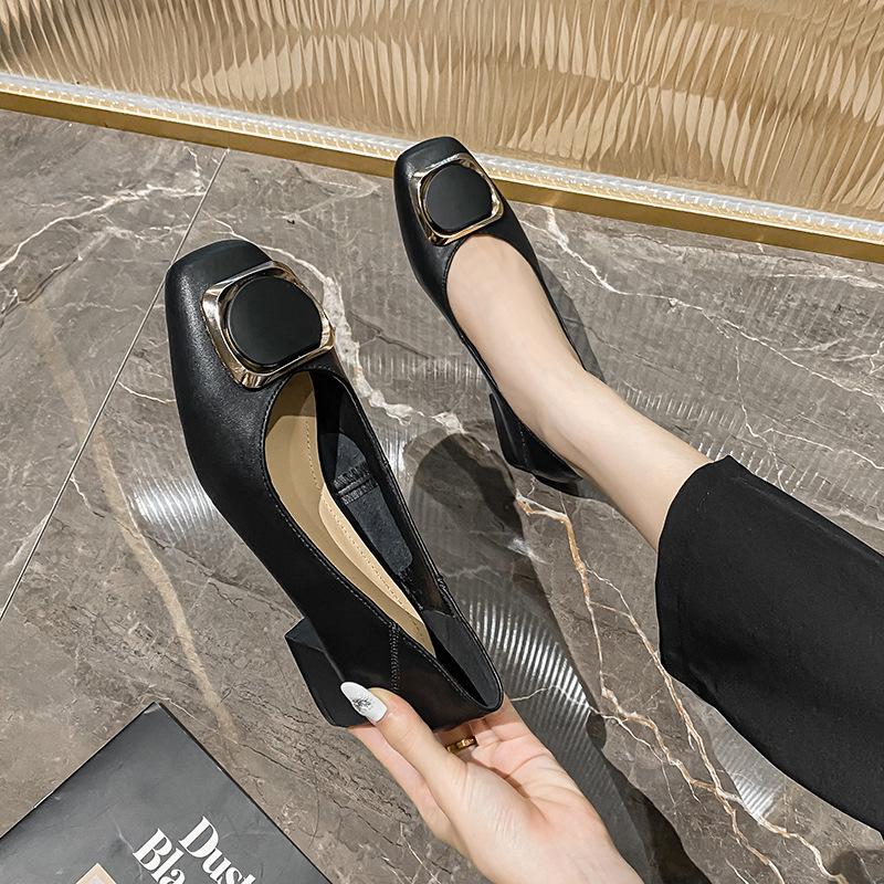 Soft leather grandma shoes women's thick heel 2025 spring new fairy style gentle middle heel single shoes large size women's shoes 34-41