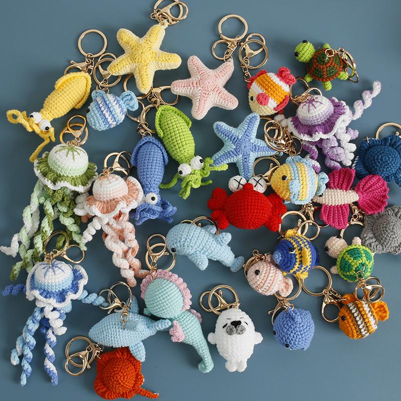 Niedlicher Ozean-Serie Häkel-Schlüsselanhänger Handgemacht Gestrickter Tropenfisch-Schlüsselanhänger Kreativer Häkel-Haifisch-Puppe-Schlüsselanhänger