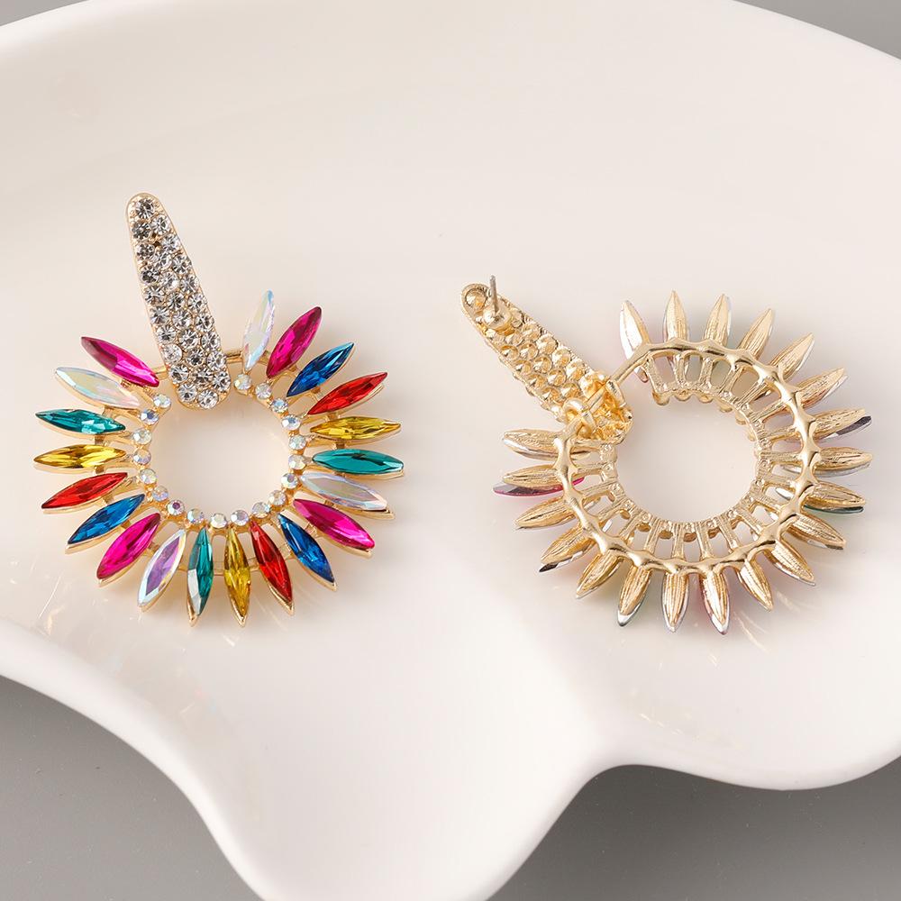 Fashion Shiny Clear Crystal Elegant Design Round Flower Dangle Earrings for Women Luxury Vintage Popular Jewelry Ear Accessories