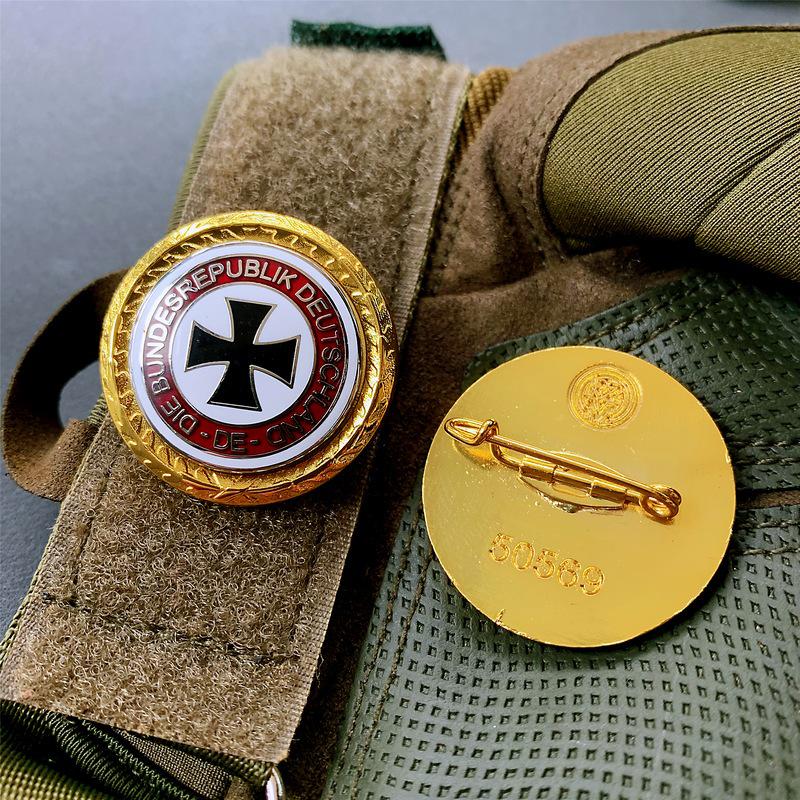 

Прусский знак Мальтийского креста Советская памятная медаль значок