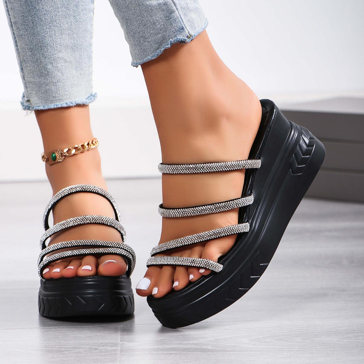 

2024 летняя новая корейская версия толстой подошвы ins модные тапочки со стразами на покатом каблуке женские повседневные классные тапочки на высоком каблуке женские 36 чёрный