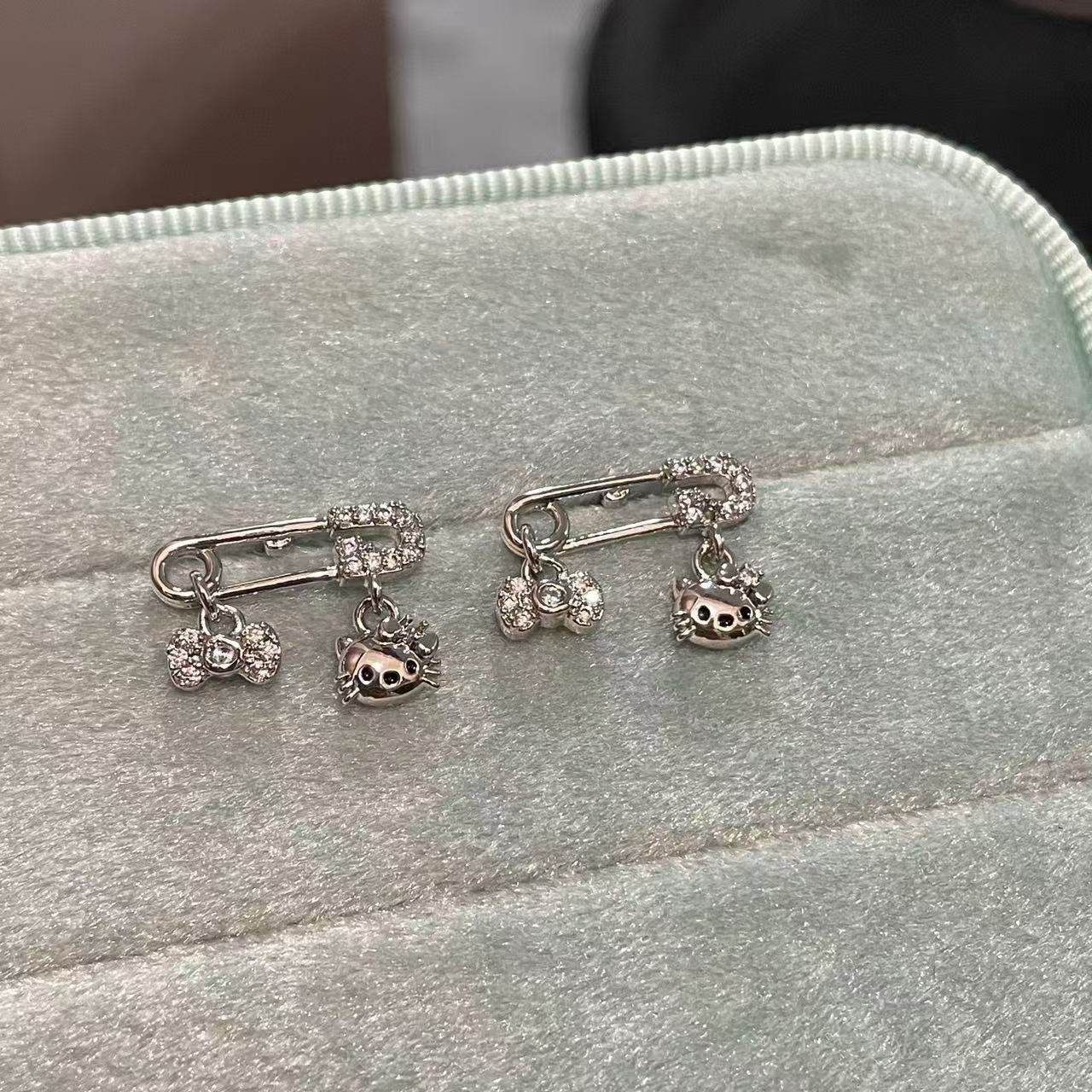 KT cat pin earbone stud cochlear stud cat earring cute stud earring female flat bottom sweet paper clip design stud earrings