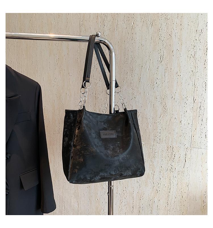 

Летняя повседневная сумка-тоут большой вместимости для женщин 2024 года, новая модная и свежая сумка через плечо, текстурированная сумка для поездок на работу чёрный