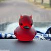 Decorazione Ornamento Anatra Diavolo Rosso Resina Decorazione Auto Creativa Carina Cartone Animato Anatroccolo Regalo per le Feste di Halloween per Amici
