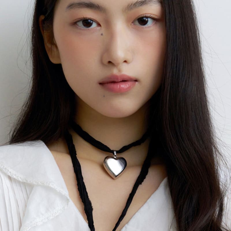 FANTASTIC PLANET Heart Silk Necklace