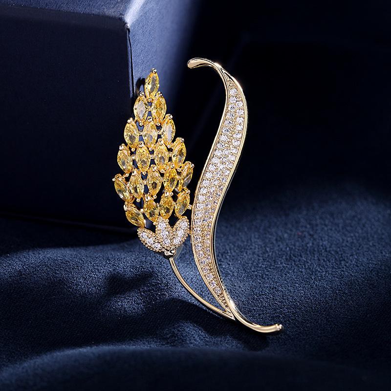 Gold Crystal Wheat Ear Brooch - Anti-Exposure Pin for Women’s Suit Shirt, Small Fragrance Style, Personalized Diamond Collar Pin