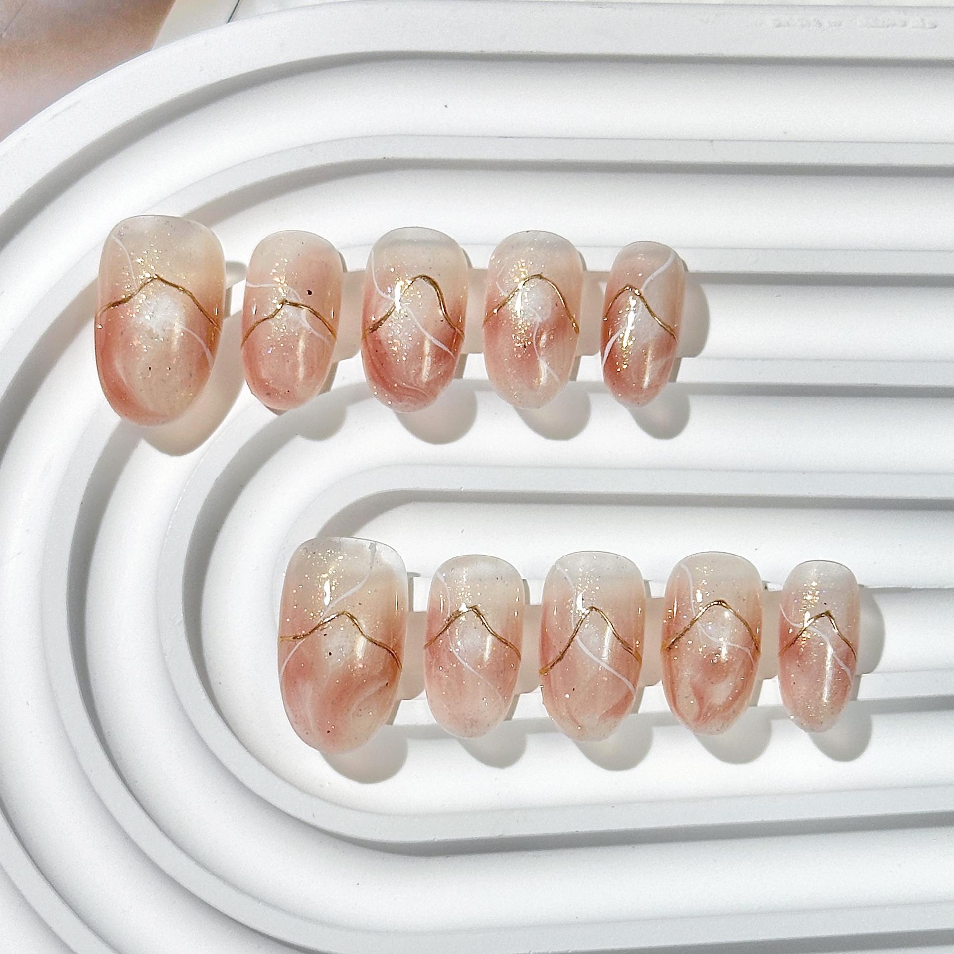 

Накладные ногти ручной работы с эффектом омбре - Накладные ногти средней длины миндалевидной формы для высококлассного вида