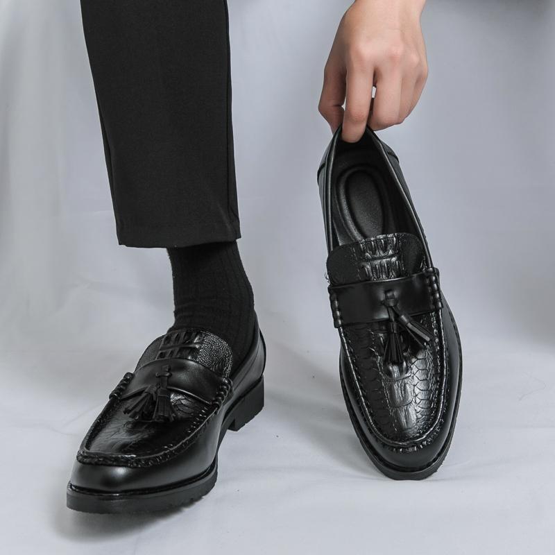 

2025 men s casual leather shoes engraved tassel large size men s shoes youth business board shoes Korean version men s shoes dad shoes 46 чёрный