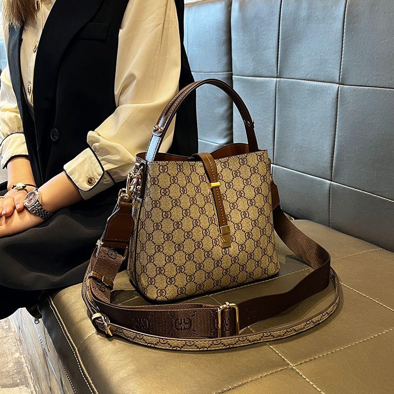 

Сумка женская кожаная большой вместимости повседневная текстурированная сумка-ведро Brown