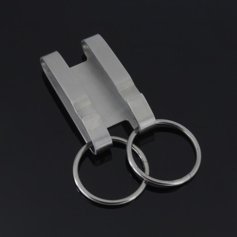 Handgefertigter Edelstahl-Schlüsselanhänger mit Leder-Gürtelschlaufe - Klassisches Sportaccessoire für Herren