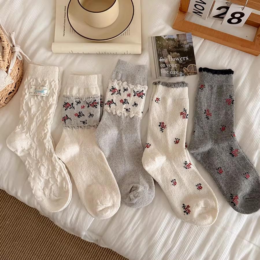 Autumn And Winter New Sweet Floral Wool Medium Tube Socks Thickened Warm Mori Retro Relief Lace Stacked Calf Socks