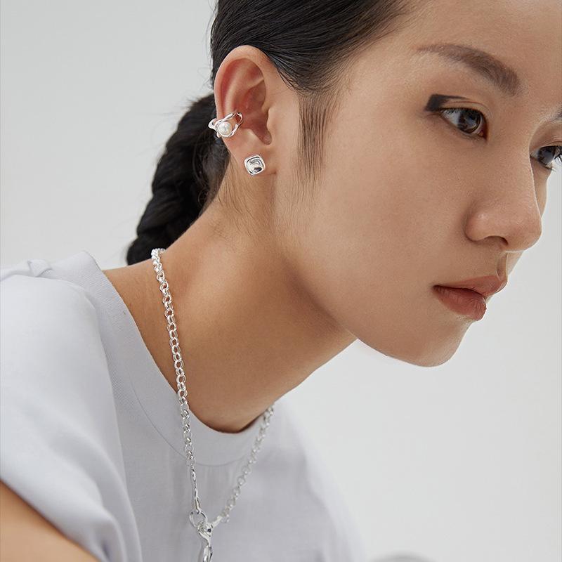 Trendy Korean-Style Pearl Ear Clips: Fashionable, Personalized, No-Piercing Design