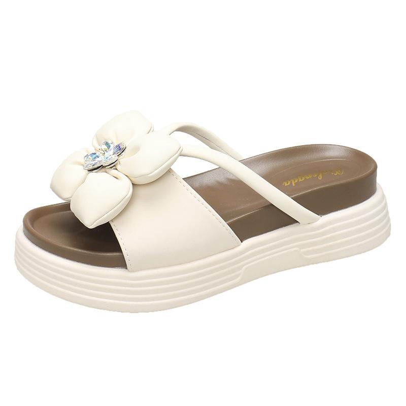 In the summer of 2024, the new platform-soled flowers and women's slippers are fashionable and versatile muffins and beach shoes, rhinestone sandals.