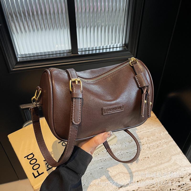

This year s popular bags, pillow bags, women s 2025 new autumn and winter fashionable retro shoulder bags, versatile broadband messenger bags темно-коричневого кольору