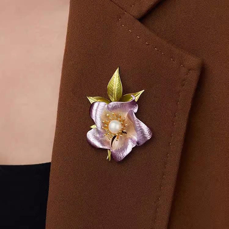 Schlichte Emaille-Blumenbrosche, elegante Perlenbrosche mit Temperament für Damen der Spitzenklasse, kleine duftende Anstecknadel, Anzugzubehör