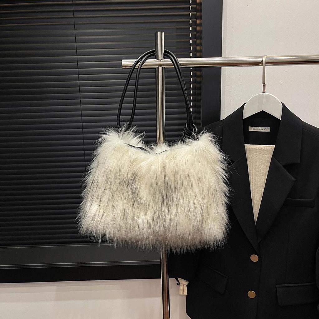 Mångsidig plyschhandväska i fuskpäls: Trendig axelväska för kvinnor