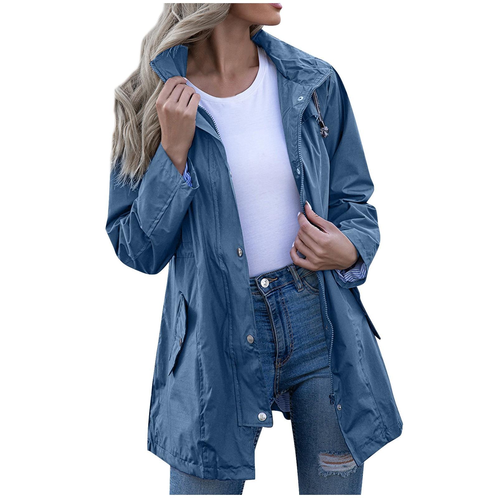 Женская водонепроницаемая куртка-дождевик с капюшоном на молнии средней длины — фото 8