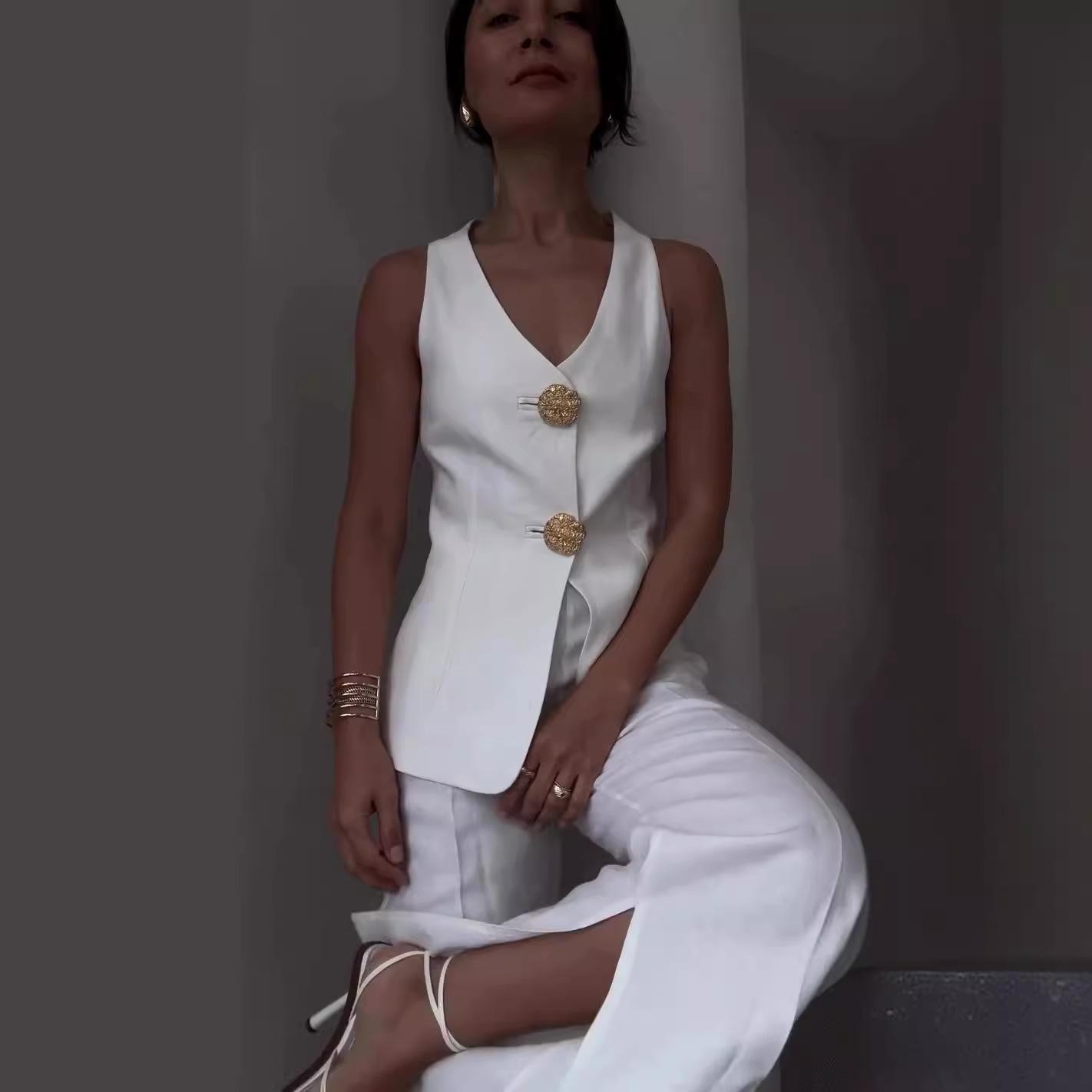 

Женский бежевый костюм-двойка без рукавов с золотыми пуговицами и брюками с высоким разрезом 3XL белый