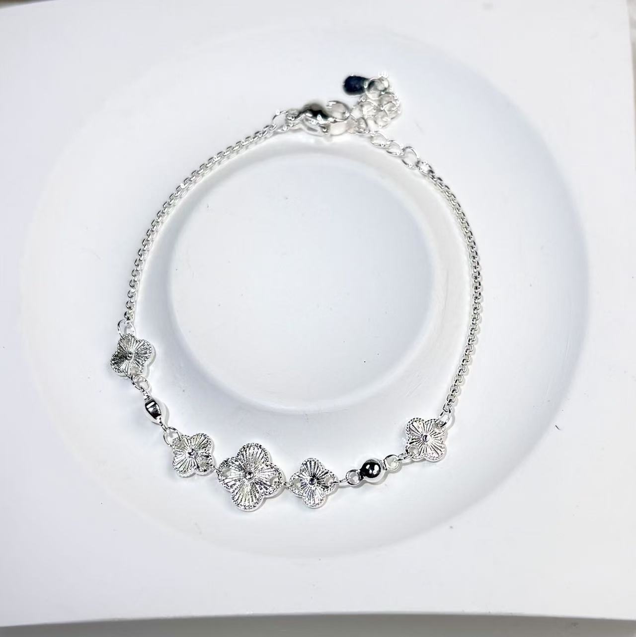 

Новый браслет с пятью цветами и четырехлистным клевером для женщин, легкая роскошь, милые и золотистые украшения