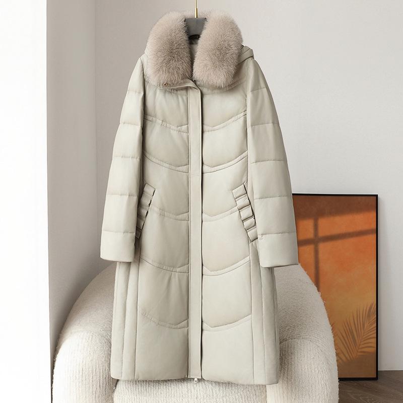 

Женский длинный зимний пуховик из натуральной кожи с воротником и капюшоном из лисьего меха M бежевый