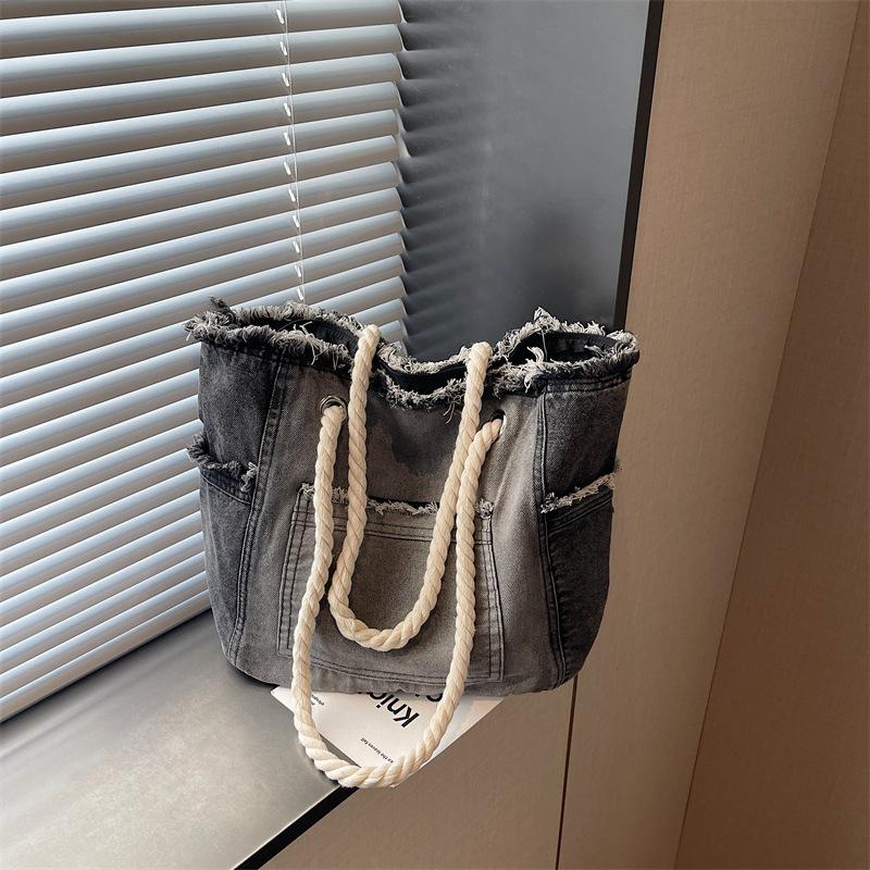 Tote Bag with Large Capacity, Made of Comfortable Casual Denim Fabric, Suitable for Commuting on A Single Shoulder. Casually