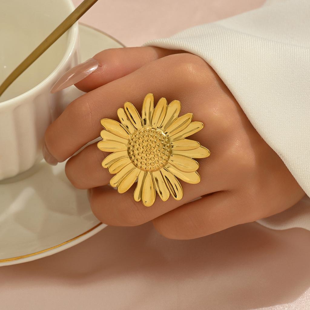 2025 New Geometric Wind Women's Ring, Niche Sunflower Design 18k Electroplated Gold Premium Sense Ring