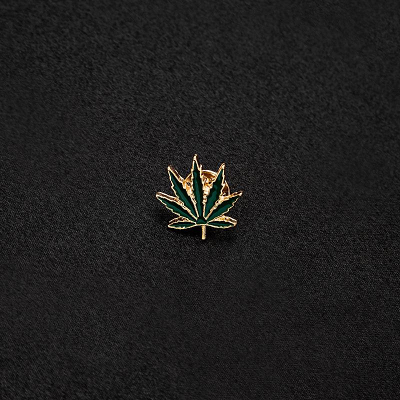 Vintage Brooch Pin Personality Creative Maple Alloy Oil Drip Leaf Badge Corsage
