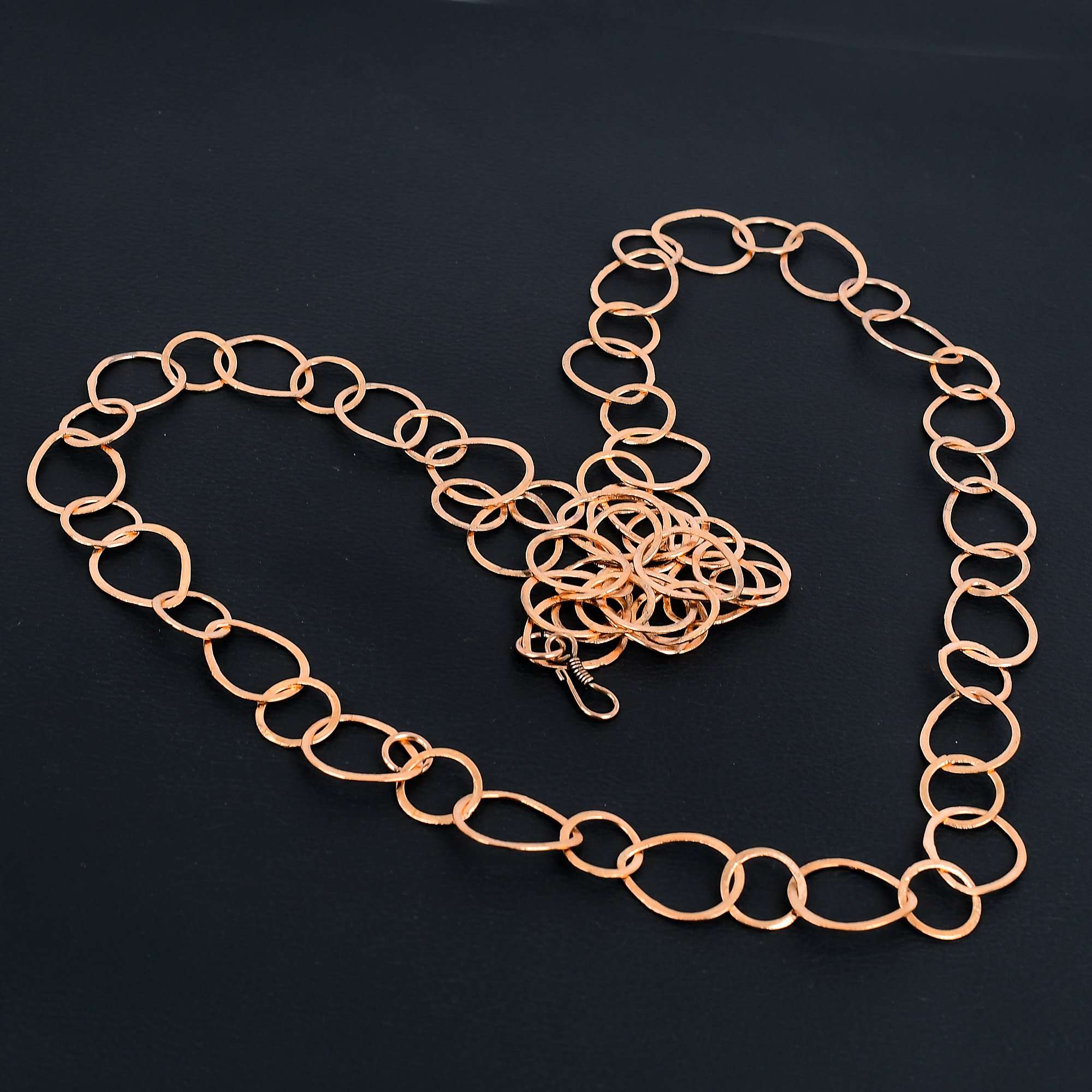 

Длинное ожерелье из кованой чистой меди с маленькими и большими круглыми овальными звеньями, минималистские украшения, медные украшения ручной работы для нее/него