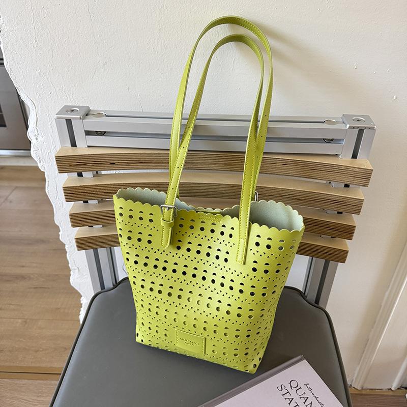 Hollow large-capacity mother and child tote bag women's new shoulder bag contrasting color retro commuter shoulder bag