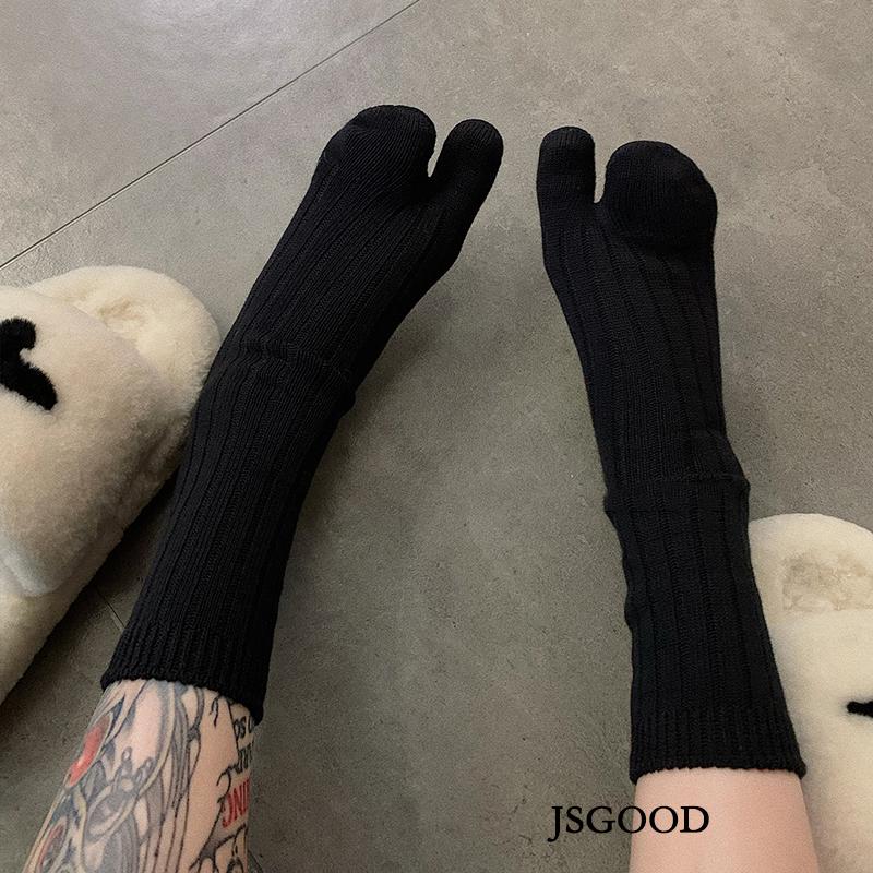 High Quality Cotton Women Two Toe Spring Autumn Winter Warm Socks Fashion Retro Striped Japanese Tabi Socks Thick Thread Needles