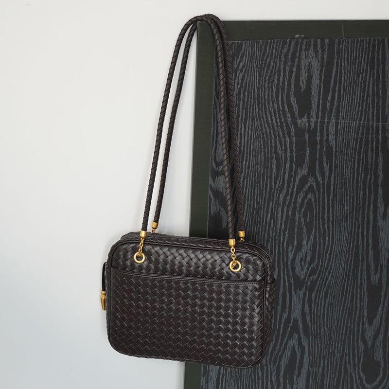 Haute couture version sheepskin hand-woven shoulder bag 2026 new medieval tofu bag commuter leisure handheld women's bag