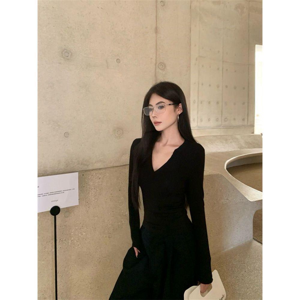 Pure Desire Spicy Girl V-neck White Long Sleeve Slim Fit Top: Women's Early Autumn Versatile Base Layer