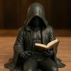 Statua di Uomo con Veste che Legge Mistero Gotico Statuetta Lettura Fantasy Veste Nera Scultura Seduta per Decorazione Libreria Scrivania di Halloween
