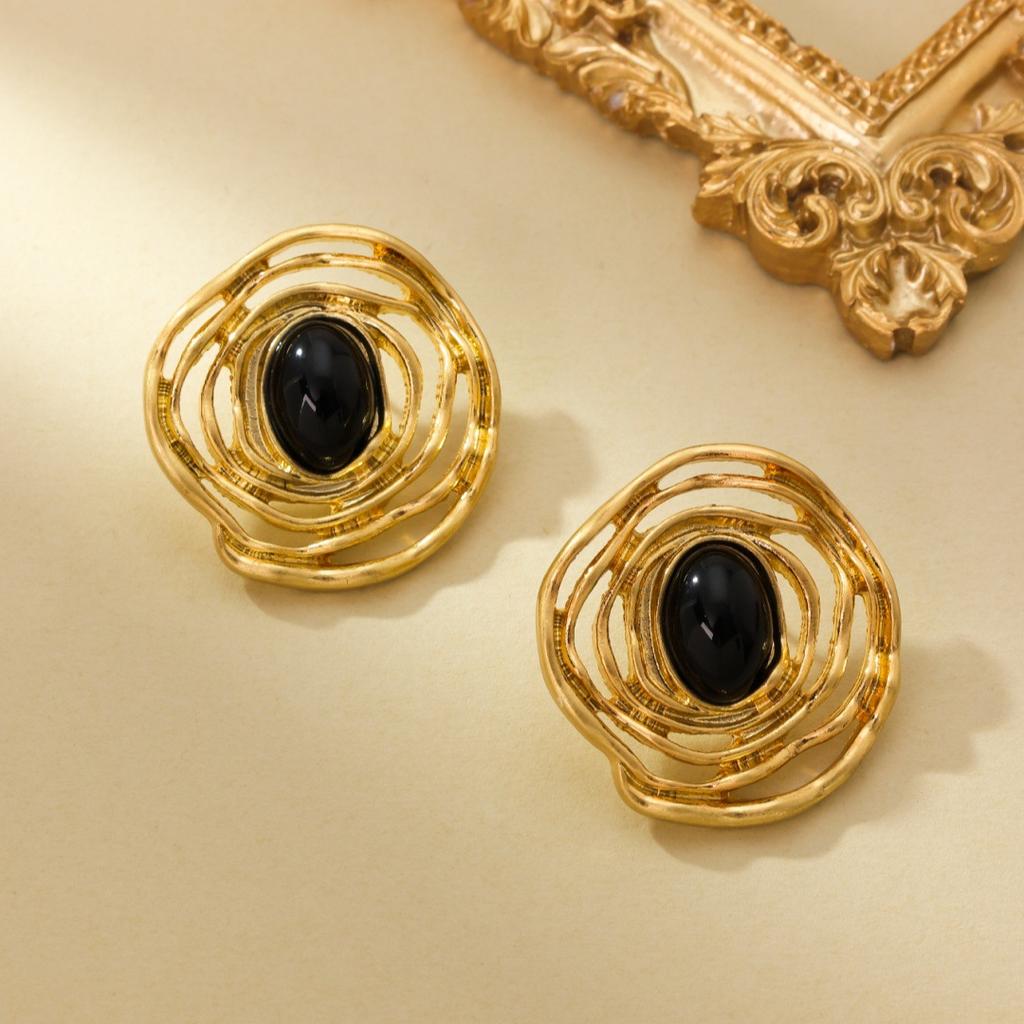 Hollow Round Earrings Women's Gold Retro Stud Earrings Light Luxury High-end Earrings Temperament Exaggerated Earrings