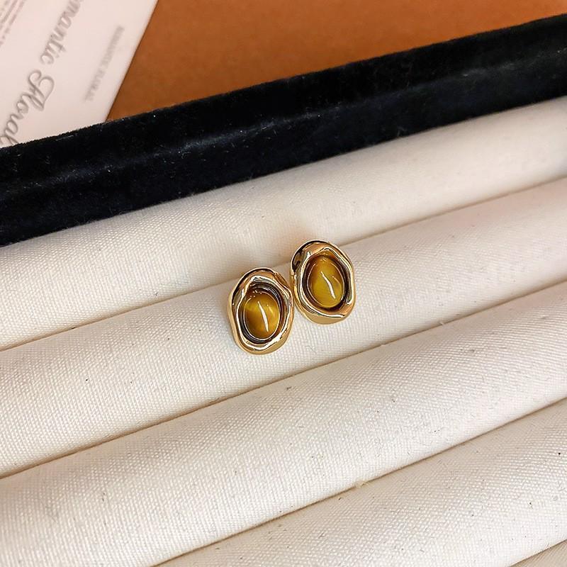 Maillard coffee color geometric earrings 2025 light luxury high-end temperament stud earrings niche retro style earrings