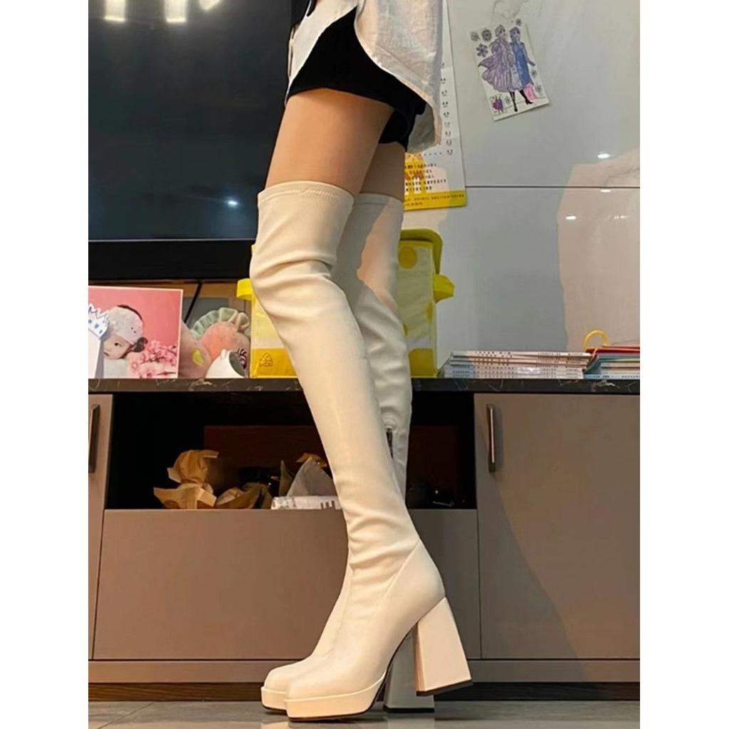 Stivali bianchi al ginocchio da donna autunno 2025 nuovi stivali con tacco spesso piccoli versatili elastici impermeabili stivali alti fino al tavolo