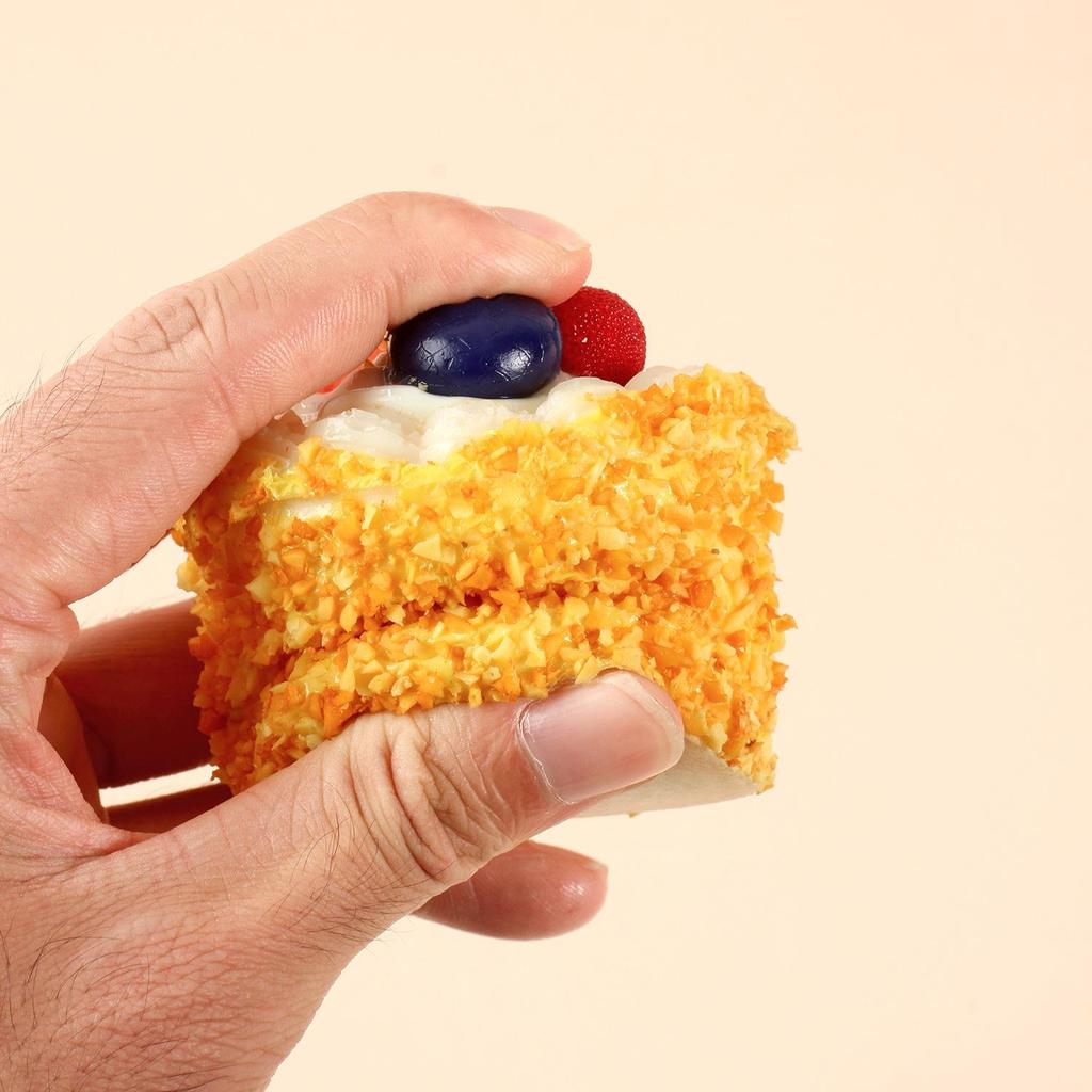 PU-Mousse-Kuchen-Schlüsselanhänger mit Kokosflocken & Sahne - Französisches Brot-Ornament