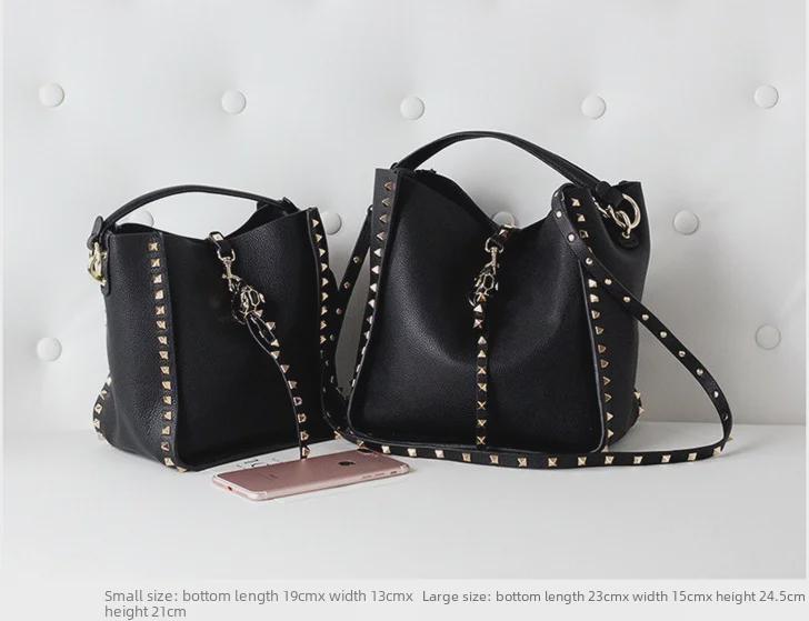 Kabelka typu bucket z pravé kůže s nýty a designem tygří hlavy