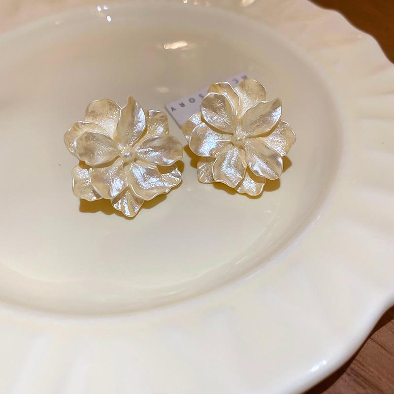 Żółte Świeże Kwiatowe Kolczyki Koła z Motylem dla Kobiet - Proste, Wszechstronne i Modne Geometryczne Wzornictwo.