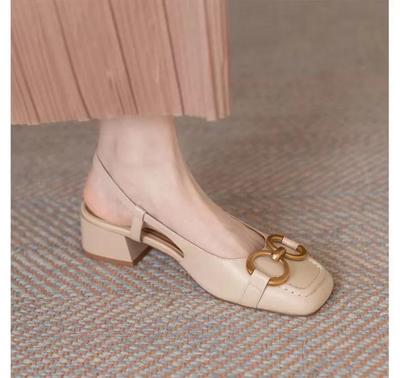 Modische Retro-Sandalen aus weichem Leder im französischen Horsebit-Stil für Damen im Sommer mit mittlerem Absatz und weicher Unterseite, bequemer quadratischer Zehenbereich hinten, leere Schuhe