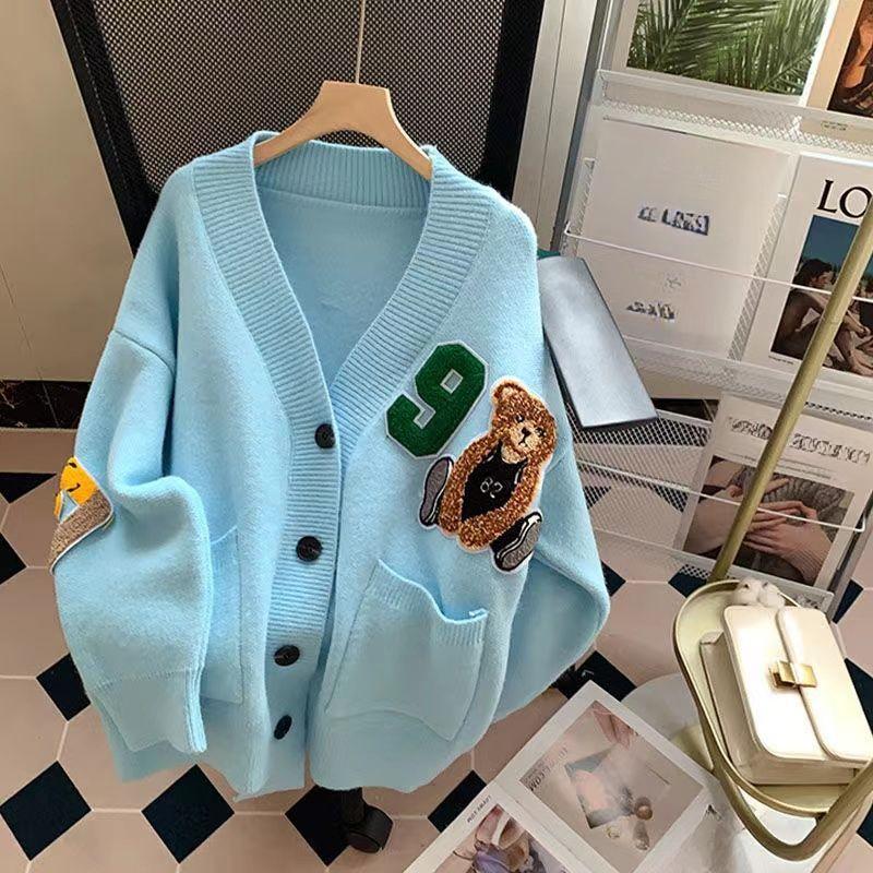 

Вязаный кардиган с рисунком медведя из мультфильма «Осень и зима» в свободном стиле колледжа, свитер с эффектом старения, пальто One Size светло-синий