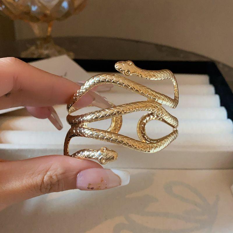 

European and American Bohemian Style Golden Butterfly Flower Armband, Retro Exaggerated Light Luxury Niche Exquisite Ethnic Style Hand Jewelry Gold Snake Arm Ring