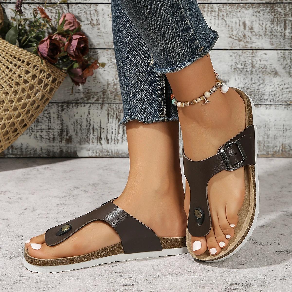 

Модные женские тапочки с пряжкой и декором на плоской подошве, летние новые женские шлепанцы на низкой платформе с зажимом для носка, мягкие и удобные для отдыха на пляже 36 коричневый