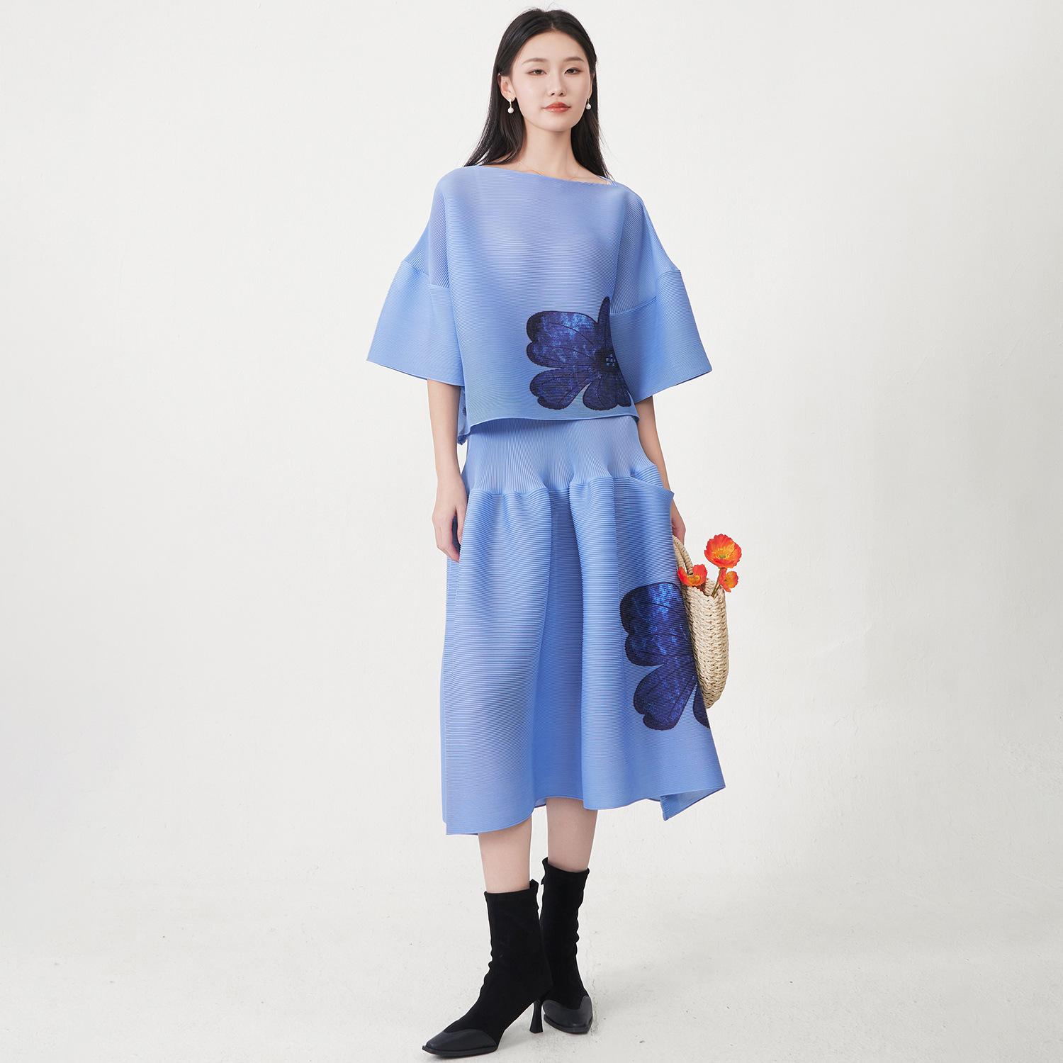 

Spring Miyake Women s Loose T-shirt & Printed Skirt Two-Piece Set Top Only темно-синього кольору