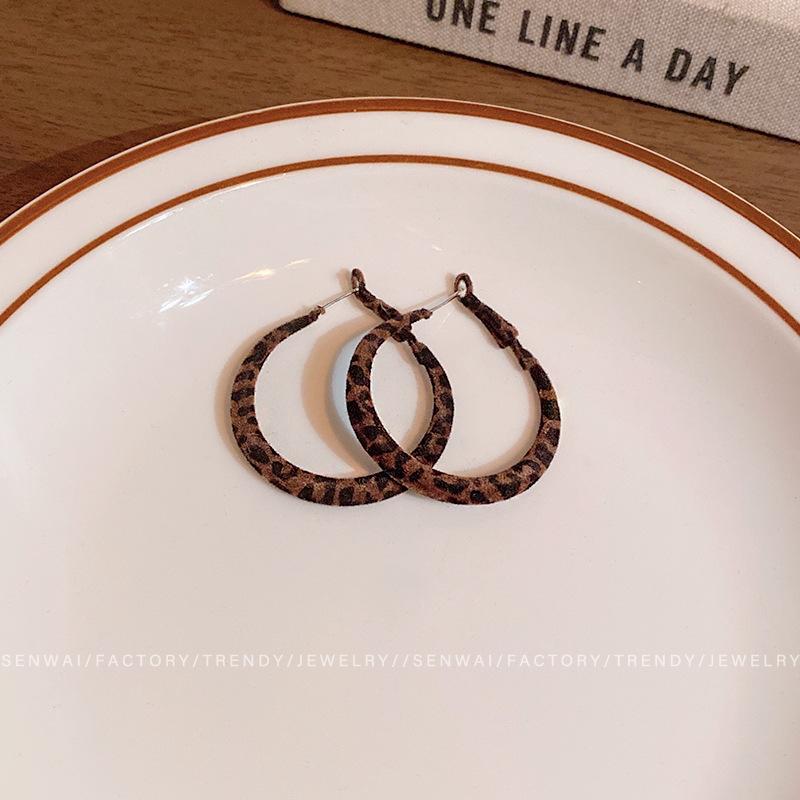 Maillard coffee leopard print loop earrings femininity stud earrings ears