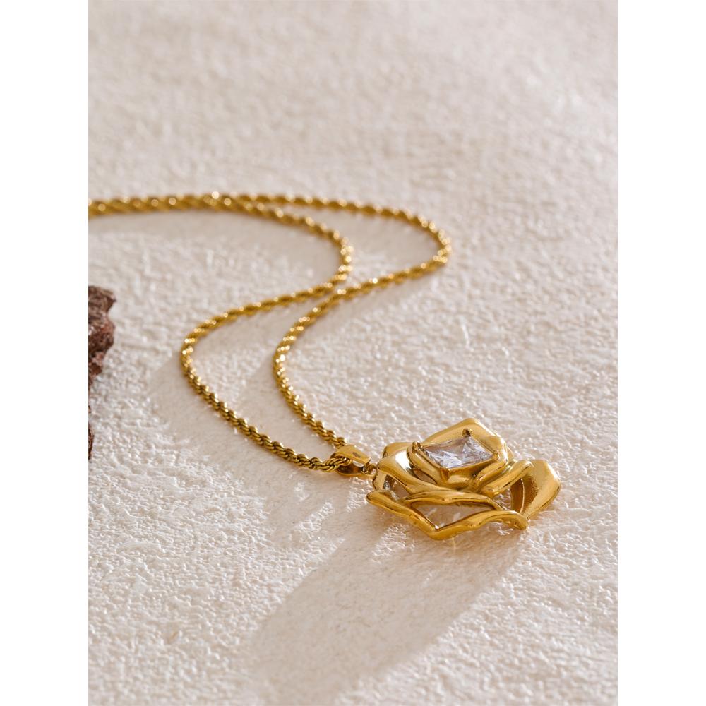 Yhpup Mode Bling Zirkonia Metall Blume Anhänger Halskette Gold PVD Beschichteter Edelstahl Trendiger Klassischer Schmuck