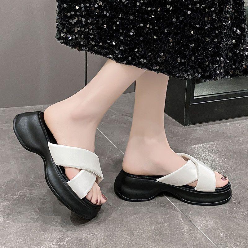 Versatile beach shoes 2025 summer new solid color thick sole outer wear Korean version simple small height black slippers