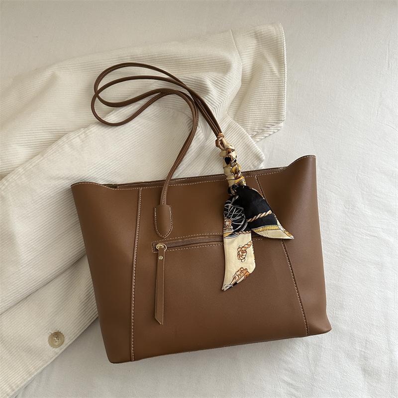 

2025 новая сумка-тоут большой вместимости однотонная простая сумка на плечо весенне-летняя модная нишевая женская сумка женский тренд светло-коричневого