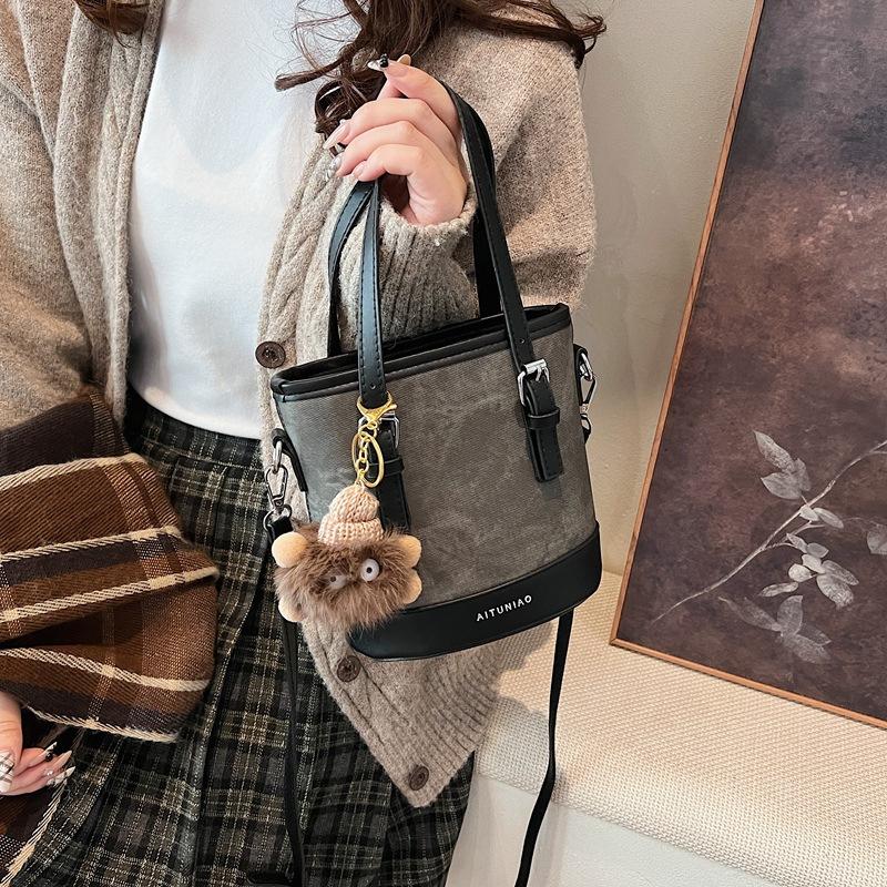 This year, popular small bags are women's autumn and winter versatile 2025 new popular single shoulder women's portable bucket bag messenger bag