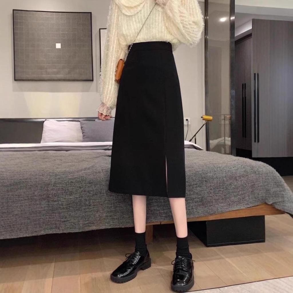 Damen High-End Schwarzer Midi-Rock: Drapierendes, schlankmachendes Bleistift-Design mit hohem Bund und Schlitz für Herbst/Winter 2025.